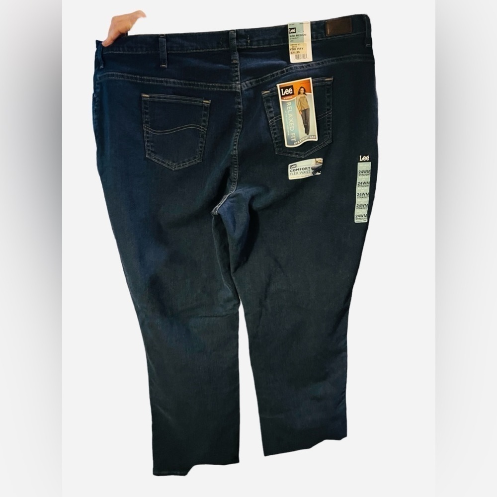 B9.1 NWT STRETCH RELAXED FIT STRAIGHT LEG JEAN (PLUS) Dark Wash Sz 24w